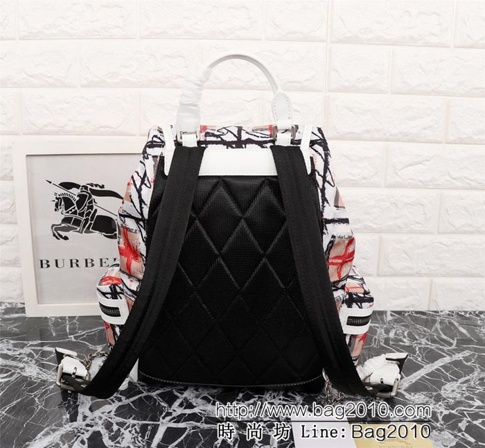 BURBERRY巴寶莉 The Rucksack印花帆布拼皮革 軍旅背包 時尚雙肩包 Burberry字母印花徽標 39622  Bhq1188